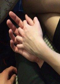 他和哥哥的死对头在一起